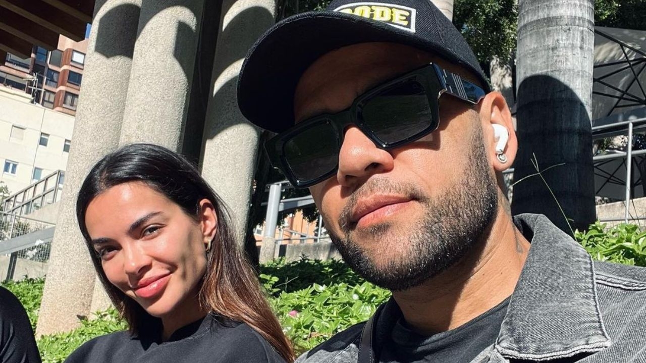 Daniel Alves teria pedido foto de mãos dadas para esposa, segundo jornal Lorena Bueri