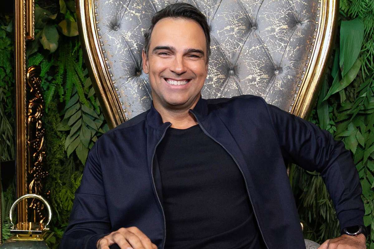 tadeu schmidt sentado no trono do confessionário do bbb 24