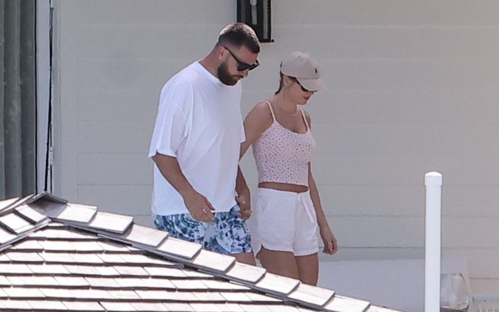 travis-kelce-taylor-swift-2-1024x640-1 Travis Kelce e Taylor Swift - Foto: Grosby
