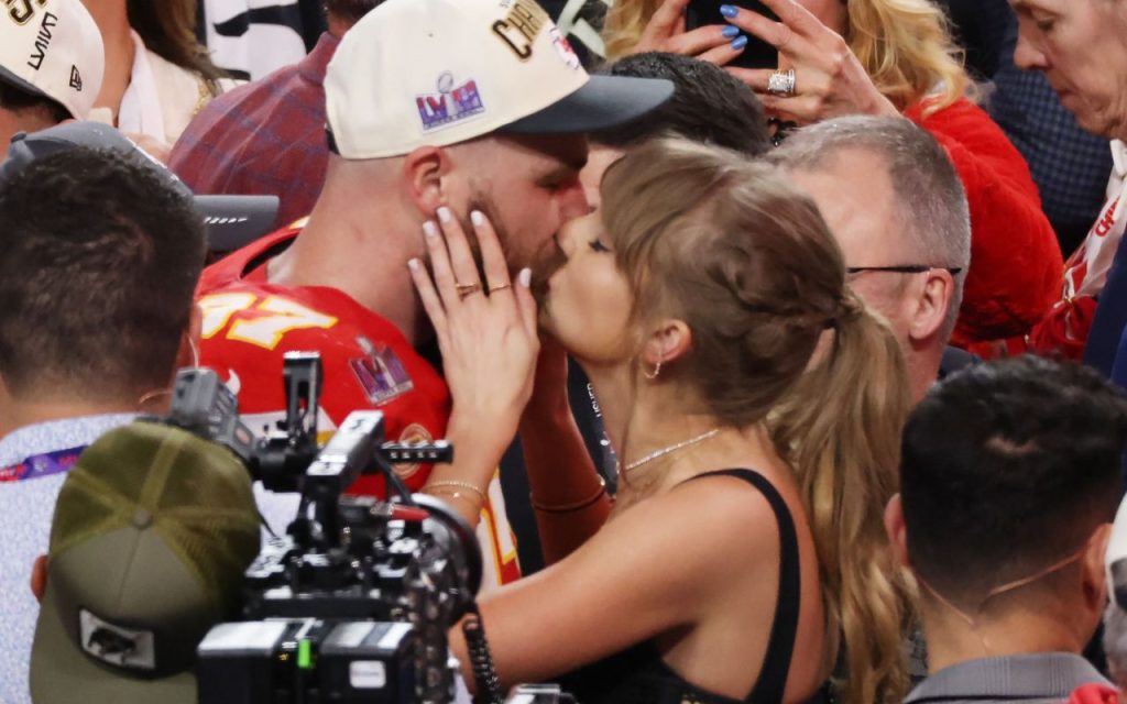 travis-kelce-taylor-swift-3-1024x640-1 Travis Kelce e Taylor Swift - Foto: Grosby