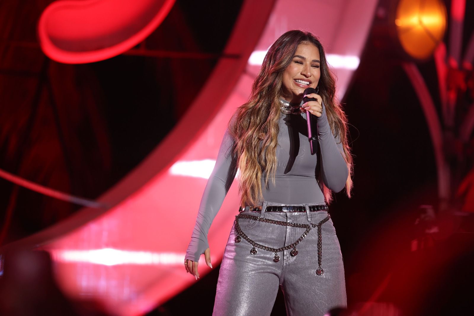 Simone Mendes emplaca 9 músicas no Top 200 do Spotify e registra feito histórico