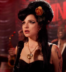 Em Back To Black, luta de Amy Winehouse contra os demônios pessoais é diminuída a uma história de amor mal resolvida