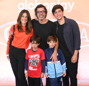 Danielle Winits recebe apoio de André Gonçalves e dos filhos em pré-estreia do filme De Repente, Miss