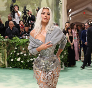 Internautas criticam look de Kim Kardashian no MET Gala 2024: Estragou o vestido