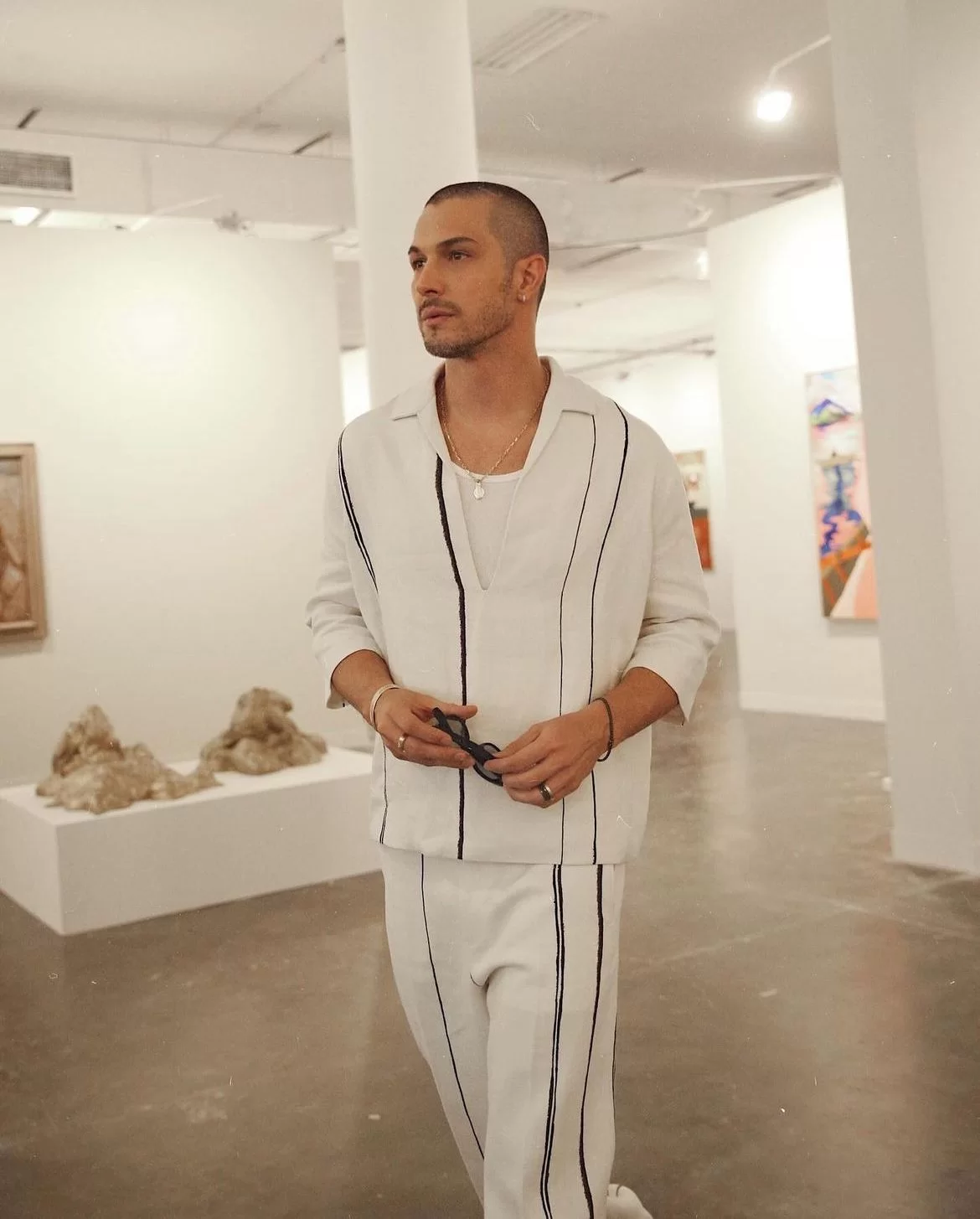 Romulo Estrela visita exposição de arte em São Paulo