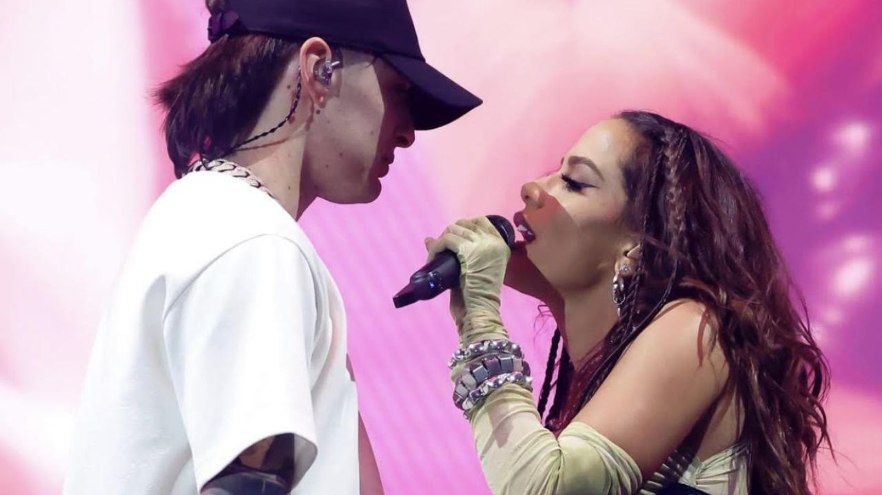 Anitta e Peso Pluma são flagrados em balada em clima de romance Lorena Bueri