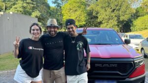 Virginia Fonseca esbanja generosidade e presenteia irmão com Dodge RAM 0 km