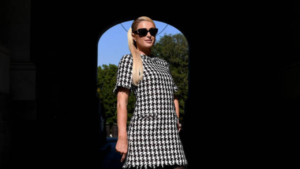 Paris Hilton revela uso de prótese na barriga durante gestação solidária