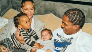 Rihanna é criticada pela forma que segura seu filho em registros de aniversário