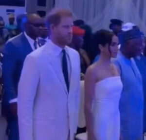 Em viagem pela Nigéria, Príncipe Harry e Meghan Markle precisam ouvir hino do Reino Unido Deus Salve o Rei
