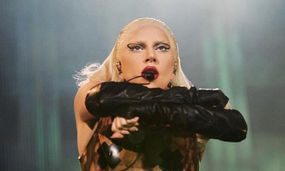 Lady Gaga revela que fez shows com doença mortal contagiosa e causa revolta; veja
