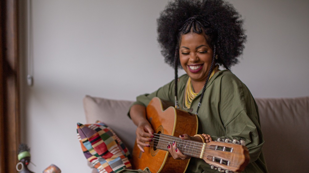 “Me ilumina”, novo single de Janine Mathias, é o samba que você precisa para dar a volta por cima