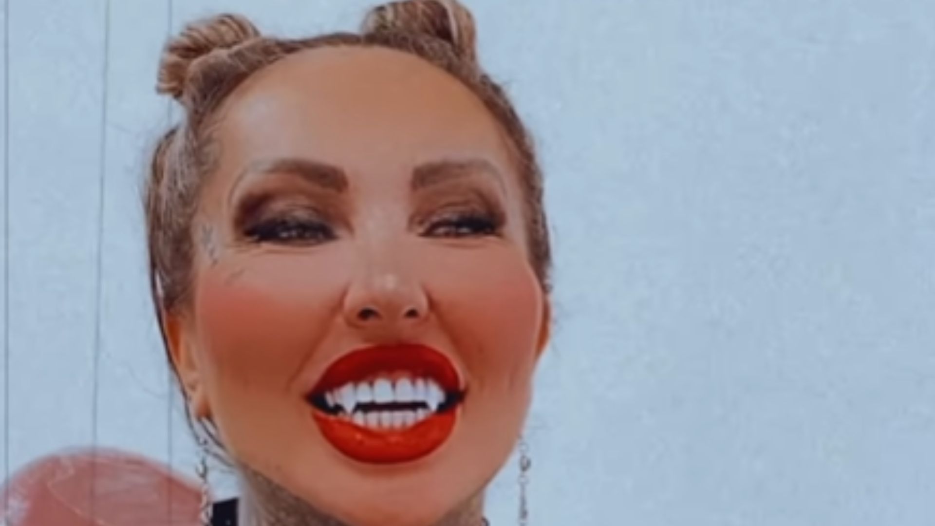 Modelo Sabrina Boing Boing escandaliza a web após trocar dentes por ‘presas’