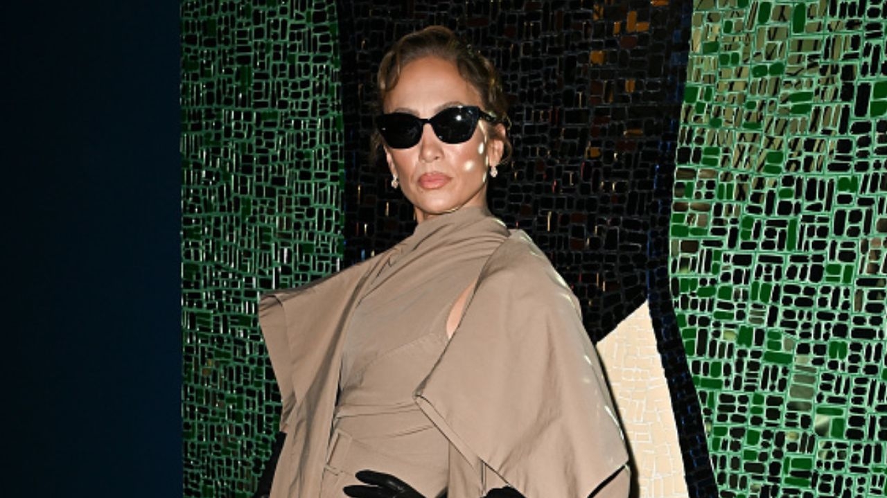 Jennifer Lopez chama atenção por viajar em classe econômica Lorena Bueri