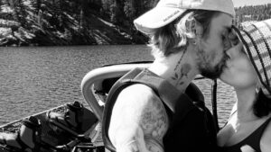 Justin Bieber e Hailey trocam beijo em passeio de barco