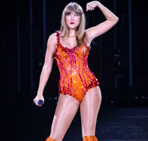Taylor Swift responde alfinetada de vocalista do Foo Fighters sobre cantar ao vivo