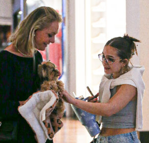 Gente como a gente! Mel Maia curte dia com os amigos e brinca com cachorrinho em shopping do Rio de Janeiro