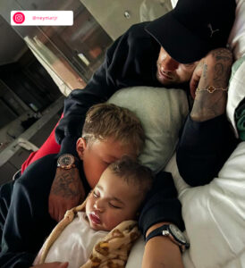 Neymar Jr. posta momento fofo dormindo com Mavie e Davi Lucca. Confira os melhores momentos do atleta como pai