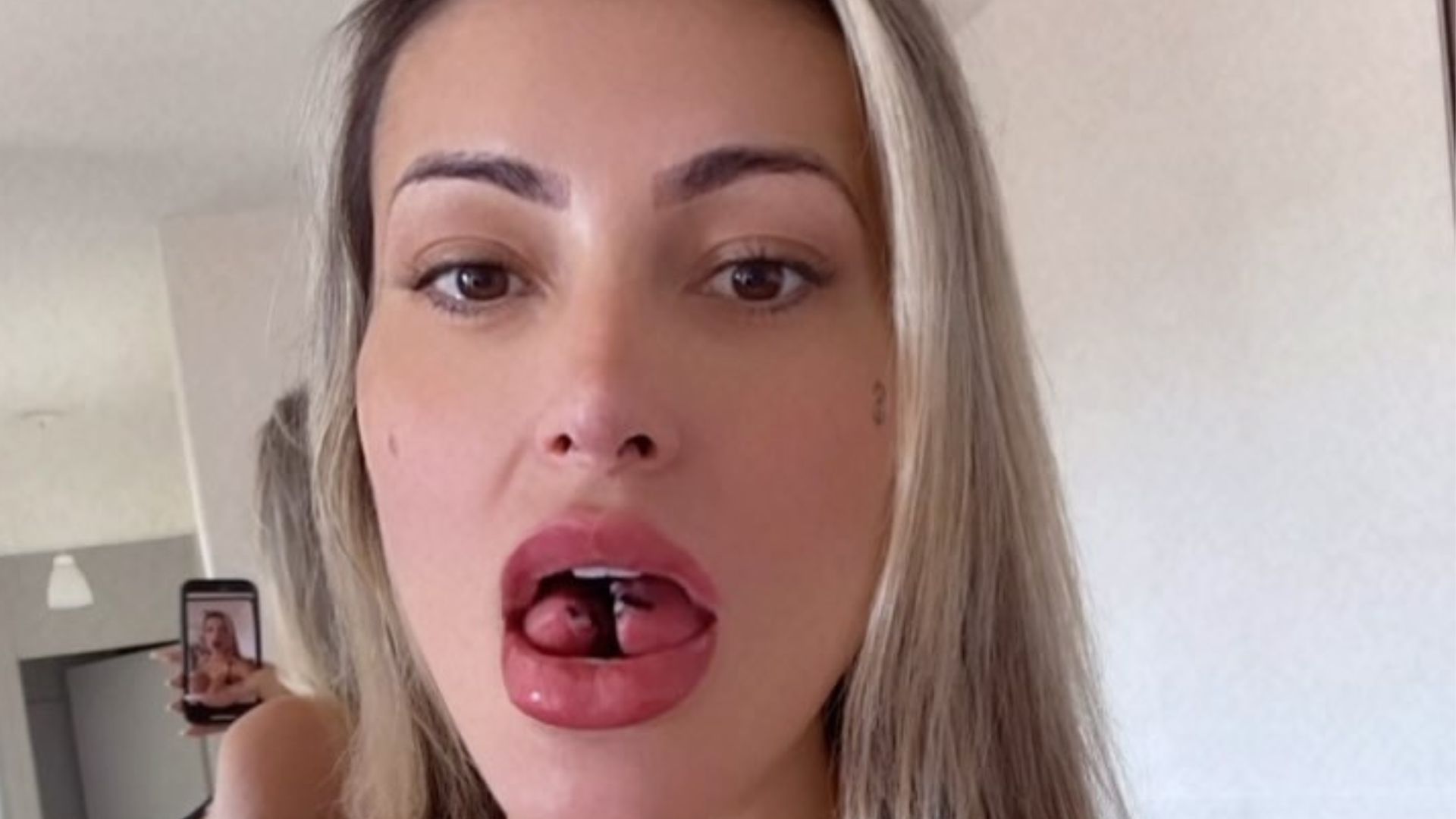 Andressa Urach revela que bifurcou a língua para irritar evangélicos: “É a serpente, o satanás”