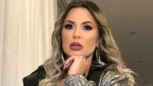 Dona de mansões, Deolane vai a show com look de R$ 60 mil