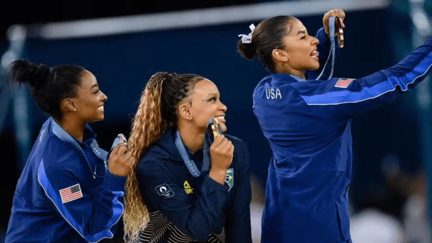 Ginasta que subiu ao pódio com Rebeca Andrade perde medalha de bronze