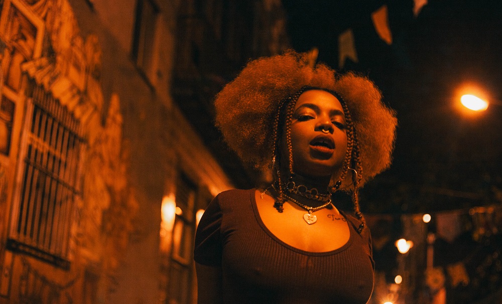 KING Saints aborda relações inter-raciais em clipe de “SE PREPARA MONA”
