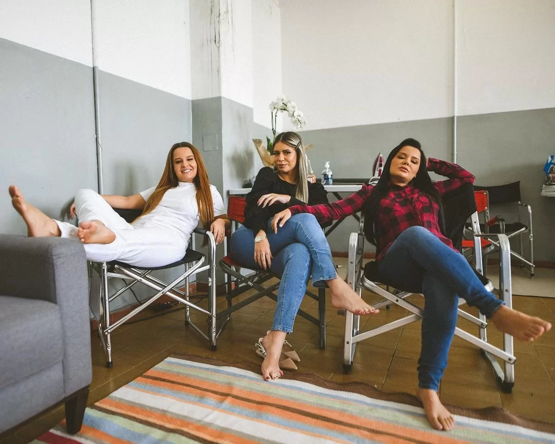 A dupla Maiara & Maraísa junto com a cantora Marília Mendonça (Foto: reprodução/Instagram/@mariliamendoncacantora) Lorena Bueri