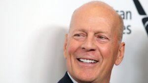 Bruce Willis faz aparição pública em Los Angeles após diagnóstico de demência