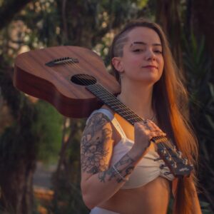 Sucesso com banda pop, Paula Landucci retorna à música com novo EP autoral que reflete sobre amadurecimento e volta por cima