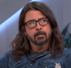 Fonte revela como está o relacionamento de Dave Grohl após traição e filha fora do casamento