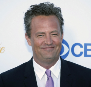 Família de Matthew Perry se pronuncia um ano após sua morte e afirma que aguarda por justiça