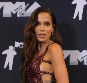 Anitta curte retiro espiritual com xamã indicada por Fernanda Souza: O caminho está sempre mudando