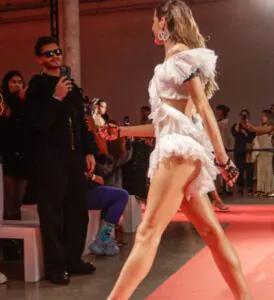 Camila Queiroz desfila looks sensuais na SPFW e é tietada pelo marido, Klebber Toledo