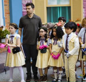 César chega no colégio e vê Pilar dançando coladinha com Gabriel. Saiba o que vai rolar nesta terça-feira em A Caverna Encantada