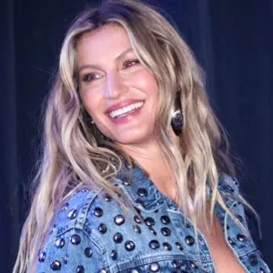 Gisele Bündchen faz primeira aparição pública com barriguinha de grávida; veja!