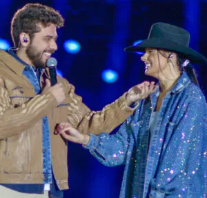 Durante gravação de DVD, Gustavo Mioto troca beijos com a namorada, Ana Castela