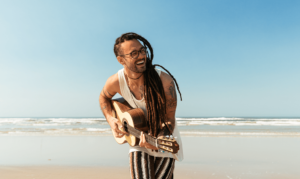 Gabriel Elias estreia turnê do álbum “Tropical” na Casa Natura Musical