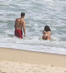 Bruna Marquezine e João Guilherme trocam carinhos em dia de praia no Rio de Janeiro