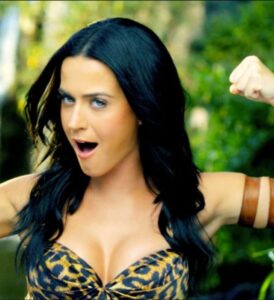 Fingindo ser um robô? Confira os momentos mais icônicos (e engraçados) de Katy Perry!