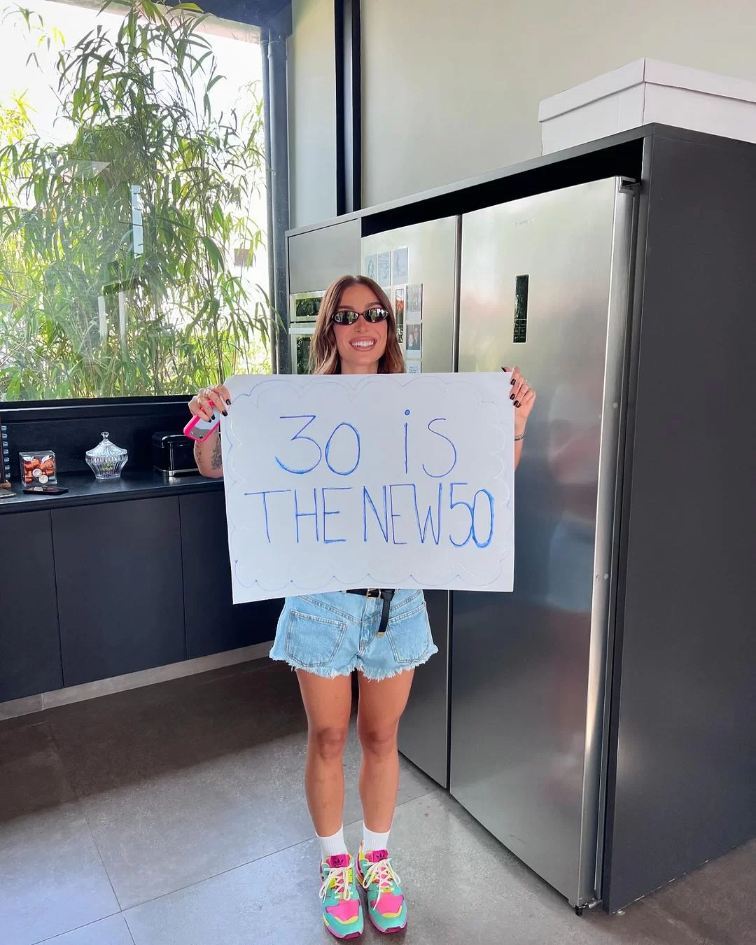 Bianca segurando um cartaz escrito 30 é o novo 50 (Foto: reprodução/Instagram/@bianca) Lorena Bueri