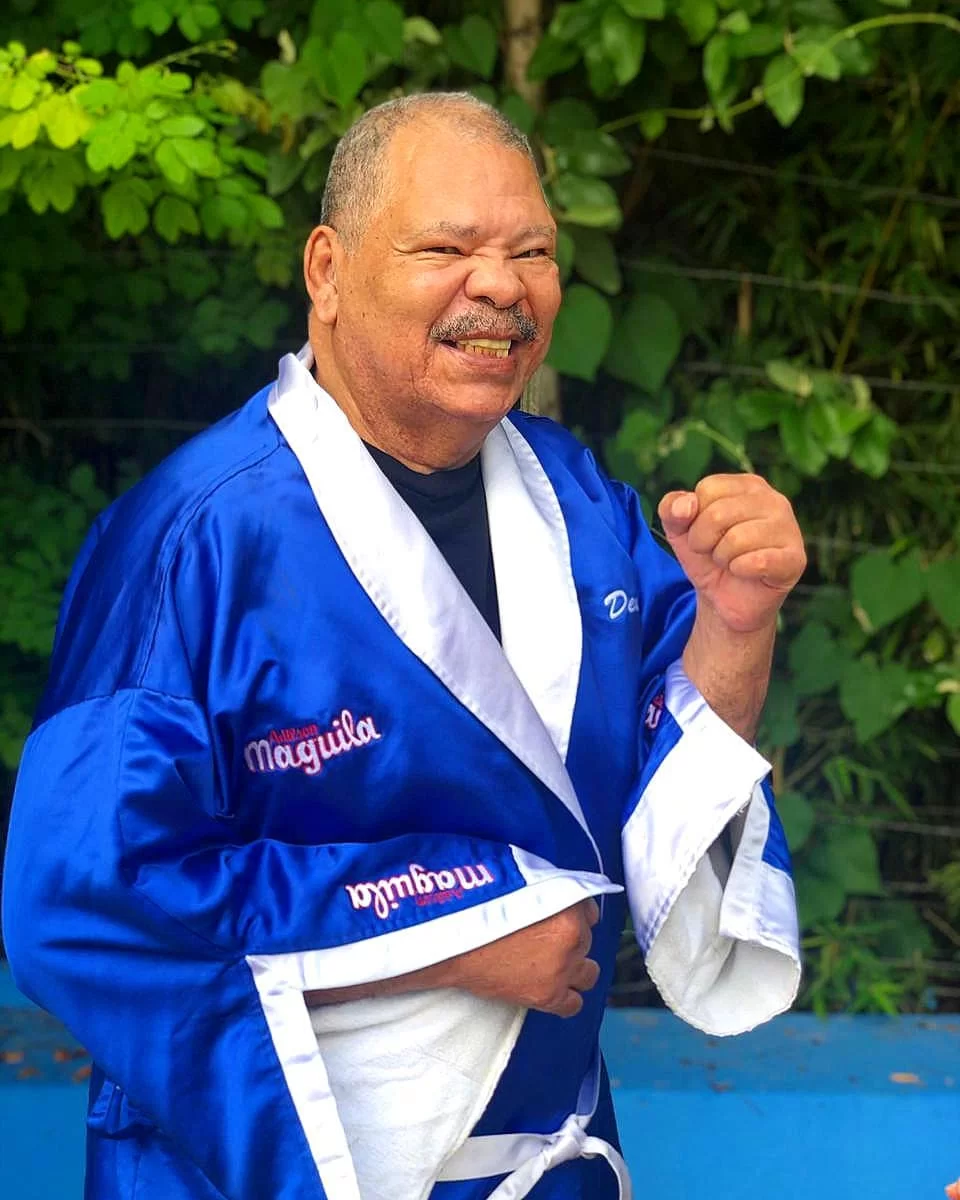 Maguila posa para fotos com o macacão de pugilista