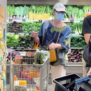 Meryl Streep tenta passar despercebida ao fazer compras em mercado; confira!