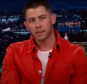 Nick Jonas deixa palco de show às pressas após laser ser apontado para sua testa