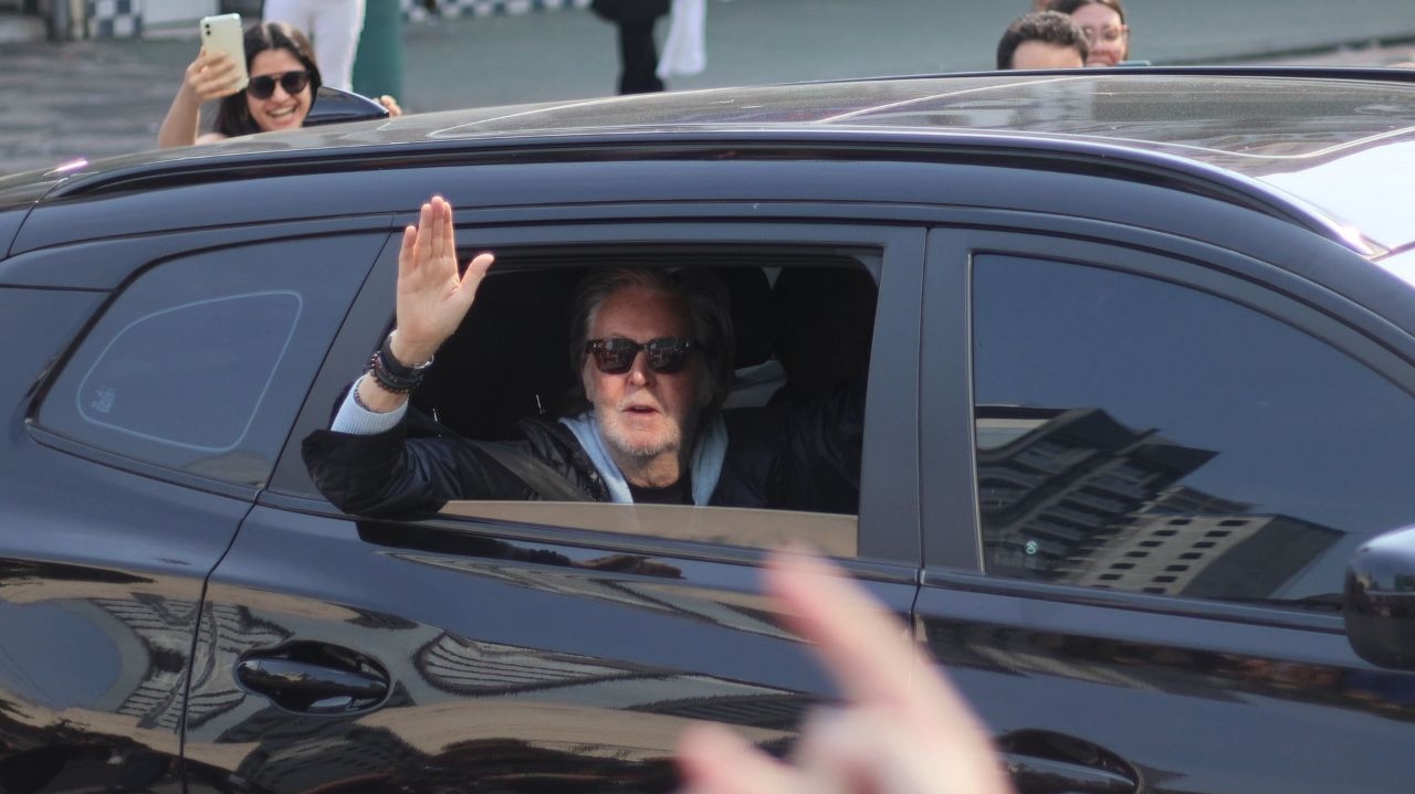 Paul McCartney acena para fãs na fila de seu show Lorena Bueri