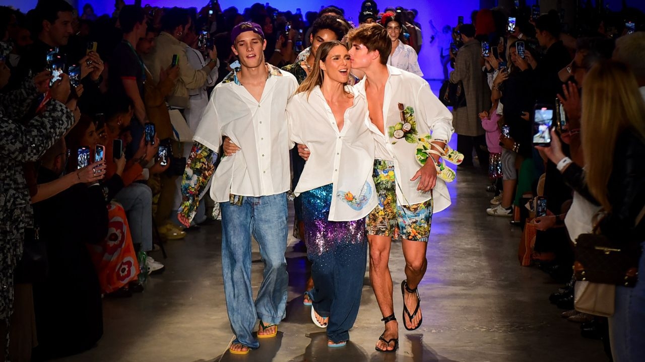 Fernanda Lima brilha ao lado dos filhos na passarela do SPFW Lorena Bueri