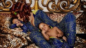 Rihanna compartilha foto ao lado dos filhos usando pijamas natalinos