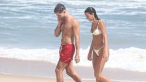 Bruna Marquezine e João Guilherme curtem dia de praia em clima de romance