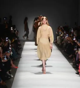 Modelos trans, roupas transparentes e mais… Veja o que chamou a atenção nos desfiles da SPFW