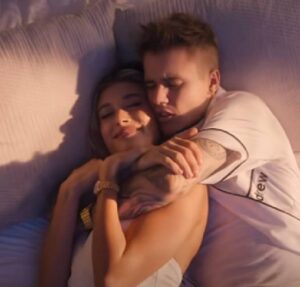 Hailey Bieber e Justin Bieber estariam se ajustando como pais após nascimento do filho, diz revista