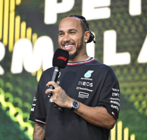 Lewis Hamilton é escolhido para dirigir carro de Ayrton Senna e comemora: Mais que honrado